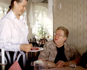Yhteinen ammattiyhdistys. Laila Suortti (vas.) ja Tarja Karenius kuuluvat samaan Hangon osastoon. Foto: MATTI YLILROTU