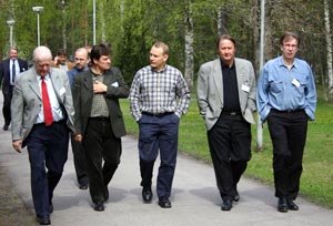 AKT:liset Esa Bruce, Esko Jokikokko, Timo Rty, Esa Pitkl ja Veijo Tomperi yhten rintamana SAK:n valtuuston kokouksen tauolla. Foto: HILKKA JUKARAINEN