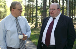 SAK:n Lauri Ihalainen ja Paperiliiton Jouko Ahonen neuvonpidossa valtuuston kahvitauolla Kiljavan opiston kevisell pihalla. Foto: HILKKA JUKARAINEN