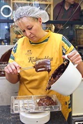 Minna Virtanen vaihtoi aikoinaan siivouksen suklaaseen. Foto: TUULIKKI HOLOPAINEN