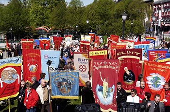 LO:laisiin liittoihin kuuluvat ammattiosaston olivat punalippuineen paikalla, kun LO:n edustajakokous ilmaisi suurkrjien ulkopuolella tyytymttmyytens valmisteilla olevaan tyympristlakiin. Foto: LO MEDIA
