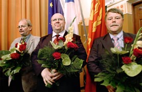 Kaksi nykyistä ja yksi entinen pääluottamusmies halkovat tuulta Paperiliitossa. Veitsiluodon Jouko Suomalainen (vas.) on valtuuston varapuheenjohtaja, Jouko Ahonen koko liiton keulassa ja Kaukopään Ilkka Nokelainen uusi valtuuston ykkönen. Foto: HELI SAARELA