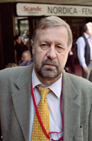 Pentti Sainion mielestä teollisuus on graafisen alan luonnollista lähipiiriä. Foto: MATTI YLIROTU