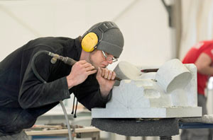 Sveitsil�inen kivenhakkaaja. Flurin Tuor sai kunniakirjan ja oli viidenneksi paras maailmassa.  Foto: HELI SAARELA