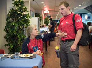 Ammattitaidon MM-kisat tarjoavat maille erinomaisen tilaisuuden vertailla oman koulutusj�rjestelm�ns� kilpailukyky�, totesi Sveitsin joukkueen johtaja Jacqueline Mader. Henkisen� valmentaja h�n kannusti nuoria kilpailijoitaan my�s taukojen aikana.  Foto: HELI SAARELA