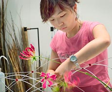 Korealainen floristi k�y k�siksi ty�h�n. Foto: HELI SAARELA