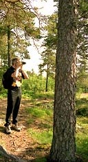 Uolevin innostus mailla ja metsiss� samoamiseen on per�isin lapsuudesta.  Aiheet valokuviin h�n saa my�s n�ilt� rekilt��n. Foto: MATTI YLIROTU