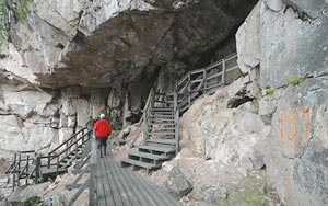 Ukonvuoren "kiviukko" Ola J��skel�isen yl�puolella. Ukonvuoren jylh�� kalliosein�� jatkuu yli 40 metrin korkeuteen. Foto: KAUKO VARIS