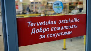 K-market Tiilikainen palvelee kahdella kielellä. Foto: JAAKKO KILPIÄINEN