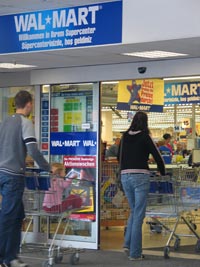Wal-Mart kauppaketjulla on jo jalansijaa Euroopassa, esimerkiksi Saksassa sill� on useita liikkeit�. Kauppaketju tuo tullessaan USA:laisen ay-vastaisen strategiansa, jota se yritt�� toteuttaa my�s Euroopassa. Foto: TERHI BRUSIN