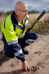 Haataja trm lentoasemalla monenlaisiin elimiin. Tll kertaa eteen sattui harvinaisuus: sudenjljet. Ilmeisesti susi oli tullut kentlle vijymn alueella liikkuneita kauriita. Foto: HARRI NURMINEN