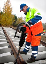 Ulkoilmassa olo on radan kunnossapitjn tyss parasta, tuumailee joensuulainen Leo Laakkonen. Foto: JAAKKO KILPIINEN