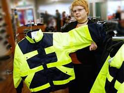 Kylmnsuojaa ja nkyvyytt tymailla voi rakentaa Mari Kuukkalan mukaan mys talvitakilla ja erillisell varoitusliivill, jota Job Tyasupalvelun myyj Satu Aapa pit ksissn. Foto: JYRKI LUUKKONEN