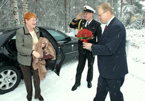 Valkea ensilumi ja pj. Lauri Ihalainen vastaanottivat presidentti Tarja Halosen Kiljavalla. Foto: TUULIKKI HOLOPAINEN