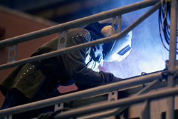 Hitsaajalla on kaksi asentoa: joko h�n konttaa polvillaan tai kurkottaa kolvillaan kohti kattoa. Foto: PATRIK LINDSTR�M