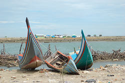 Kalastajat ovat saaneet j�rjest�ilt� p��omaa uusille veneille. Taivutteluista huolimatta he eiv�t ole siirtyneet sis�maahan, vaan j��neet rannalle telttakyliin. Foto: HILKKA JUKARAINEN