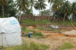 SASKin talossa m�ell� on 90 neli�t�. Siin� on huoneet koulutusta ja mm. ATK:ta varten. Alempaan rakennukseen tulee mm. lasten tiloja ja huone, jota voidaan k�ytt�� moskeijana. Toinen kyl�ss� n�kyv� j�rjest� on YK. Foto: HILKKA JUKARAINEN