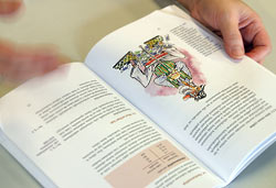 Tarkista tilisi! opasvihkossarjan tarkoituksena on patistaa ty�ntekij�it� kiinnitt�m��n entist� parempaa huomiota ty�ehtojen ja sopimusm��r�ysten paikkansa pit�vyyteen. Foto: TUULIKKI HOLOPAINEN