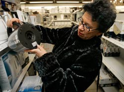 S�hk�turvallisuusmerkinn�t l�ytyv�t vedenkeittimen pohjasta sek� pakkauksesta. Foto: JAAKKO KILPI�INEN