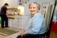 Hilja Honkanen, 85, on selvinnyt viidestä aivoveritulpasta. Jalat eivät enää oikein jaksa kantaa, mutta mieli on pirteä. Minulla on hienoja tyttöjä, jotka osaavat työnsä, Hilja kehuu samalla kun kodinhoitaja Liisa Toivanen asettelee kiharat paikoilleen. Foto: HARRI NURMINEN