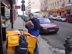Favoriten kaupunginosaan postia jakava posteljooni Manuel Boszan mukaan shkposti ei ole vhentnyt pakettien mr. Foto: ESA AALLAS