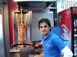 Turkkilainen Hakan Ergn sanoo sulkevansa joskus korvansa Klagenfurtin keskustorin kebab-kioskissa. Foto: ESA AALLAS