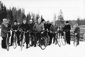 Harjavallassa monikymmenmiehiset pyrpartiot etsivt rikkureita mm. metstymailta ja valvoivat bensanmyyntikieltoa. Foto: AY-ARKISTO
