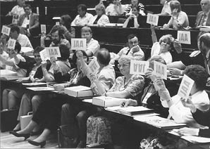 SAK:n edustajakokous vuonna 1991 ��nestystilanteessa. Foto. ARKISTOKUVA HARRI AIHO