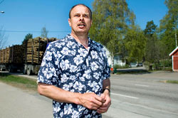 Puu ja paperi pit�v�t Anjalankosken pinnalla tai sitten eiv�t. Kylm� totuus on Jorma Liukkosen mielest� se. Foto: HELI SAARELA