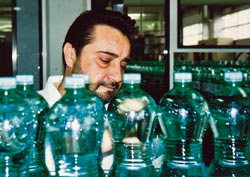 Marco Paglian verkkokalvoilla k�v�isee ty�vuoron mittaan 100&nbsp;000 vesipulloa. Foto: PERTTI LEPIST�