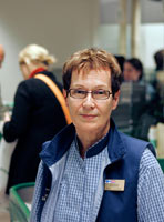 Stockmannin ty�suojeluvaltuutettu Ritva Juvonen ajattelee ja puhuu nopeasti, mutta aikoo hidastaa tahtia n�hd�kseen asiat joka hollilta ja niin, ett� p��t�ksist� on hy�ty� kaikille. Foto: PATRIK LINDSTR�M