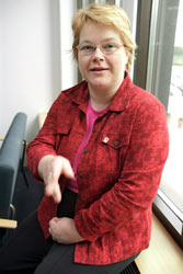 Anne Heikkinen pit�� ty�el�m�n pelis��nt�jen tuntemusta melkein kansalaisvelvollisuutena. Foto: TUULIKKI HOLOPAINEN