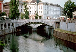 Ljubljanicajoen ylitt�vist� silloista tunnetuin on kolmoissilta, kaupungin tunnus ja yksi sen ehdottomista n�ht�vyyksist�. Foto: RITVA REINBOTH