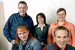 Nuoret ryhmkuvassa. Takariviss vasemmalta Mika Pivelin, Eija Paananen ja Sari Kernen. Edess Pivi Arhenius ja Veikko Lehtonen. Foto: TUULIKKI HOLOPAINEN