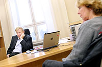 Tyaikana ei saa polttaa ja tupakoida voi vain siihen varatuissa ulkotiloissa ruoka- ja kahvitaukojen aikana. Tmn vuoksi mys iltapivn kahvitauko otettiin talousjohtaja Pasi Virtasen mukaan kyttn. Pluottamusmies Tuija Jrvinen toteaa narinaa aiheuttaneen vain se, ettei kouluilla ja pivkodeilla ole tupakointitiloja. Tt henkilst pit tasa-arvoa loukkaavana. Foto: JANNE RUOTSALAINEN