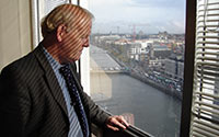 Dublinin Liffey-joki virtaa kolme vuosikymment toimitsijana olleen SIPTU:n jrjestpllikk Noel Dowling akkunan ali. Foto: ESA AALLAS