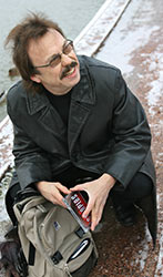 Jyv�skyl�l�inen Aarne Vesterinen on luottamusteht�v�n my�t� v�hent�nyt keikkailua. Vesterisen instrumentti on rummut. Foto: TUULIKKI HOLOPAINEN