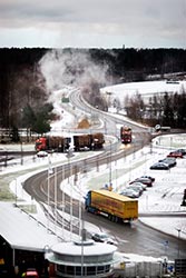 Rekka ajaa sisn tehtaan portista joka toinen minuutti. Parempi tie on toivomuslistalla krkisijoilla. Foto: ESA MELAMETS