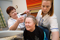 Riitta Koponen ehtii viel sukaista hiukset ojennukseen. Tuula Saarinen katsoo, ett kaikki on kunnossa. Foto: ROBERT SEGER