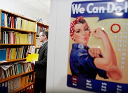  Nuorisotyöttömyys on korkealla. Jos vanhempi väki vaihtaisi työpaikkaa useammin, nuorten saattaisi olla helpompi ujuttautua työmarkkinoille, sanoo tutkija Henrik Bäckström. Foto: MIKAEL SJÖBERG