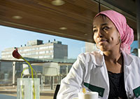 Nura Farah, 27-vuotias laborantti Helsingistä. Foto: HELI SAARELA