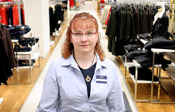 Päivi Arhenius, 33-vvuotias myyjä Tampereen Sokoksella, SAK:n valtuuston ja PAMin hallituksen jäsen.  Foto: JANNE RUOTSLAINEN