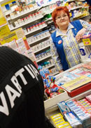 Kun Birgitta Juhanala hälyttää, paikalle ilmaantuu hetkessä vartija. Foto: ROBERT SEGER