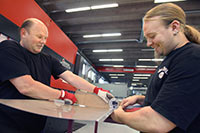 Hannu Mrtenson ja Jari Jormalainen mittaavat srmyspuristimen luona levy.  Foto: TUULIKKI HOLOPAINEN