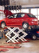 Kerran asentaja havaitsi, ett� saksinostin alkoi liukua kiskoilla. Ty�t lopetetaan heti jos her�� ep�ily laitteen vaarallisuudesta. Riskej� ei voi ottaa. Foto: TUULIKKI HOLOPAINEN