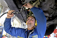 Kun auto painaa 3&nbsp;000 kiloa ja autonasentaja ty�skentelee sen alla, niin lukitukset pit�� p��luottamusmies Raimo Riiman mukaan tarkistaa erityisen suurella huolella. Foto: TUULIKKI HOLOPAINEN