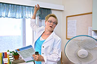 Terveyskeskuksen vuodeosaston kansliaa piinaa kes�ll� kuumuus. Helena Havulehdon mielest� pieneen tilaan, jossa parhaimmillaan on kymmenenkin henke� tarvittaisiin j��hdytyslaite. Tuuletusikkunasta ilma ei vaihdu riitt�v�sti. foto: TUULIKKI HOLOPAINEN