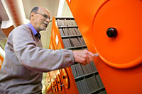 Pekka Gronow hallitsee suomalaista levyaarteistoa, josta l�ytyy my�s vanhat ty�v�enlaulut. Foto: TUULIKKI HOLOPAINEN