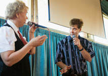 Jorma "Aatami" Koivula laulaa puolisonsa Leena "Eeva" Vihre�luodon kanssa duettona Merimies, kotimaasi on meri. Foto: ISMO HENTTONEN