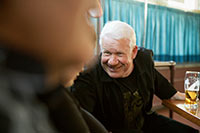  Olen juonut viimeiset 30 vuotta baareissa vett�. Kerran paikan omistaja totesi, ett� vaikka min� en juomalla ravintolan kassaa t�yt�k��n, saan laulamalla porukan viihtym��n, naurahtaa Jorma "Jorma Koo" Korpinen.  Foto: ISMO HENTTONEN